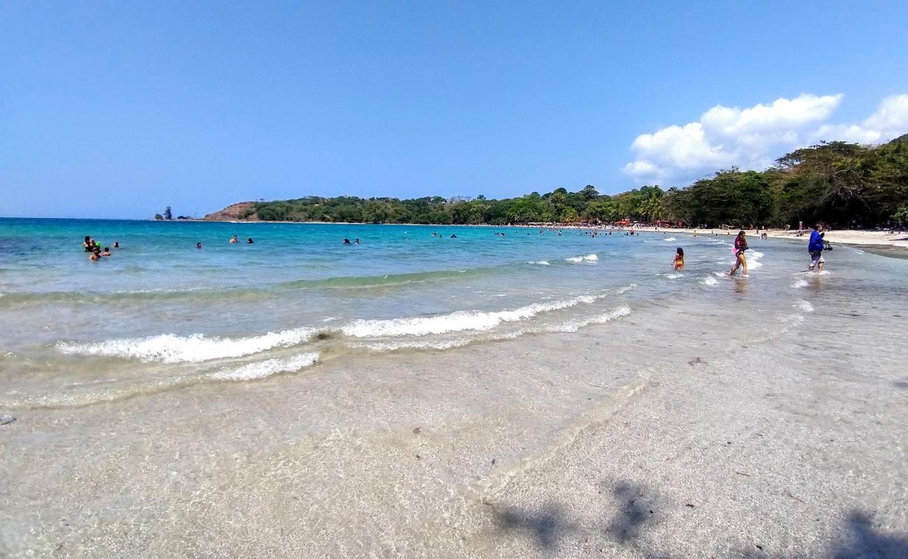 Photo de Angosta Beach avec sable lumineux de surface