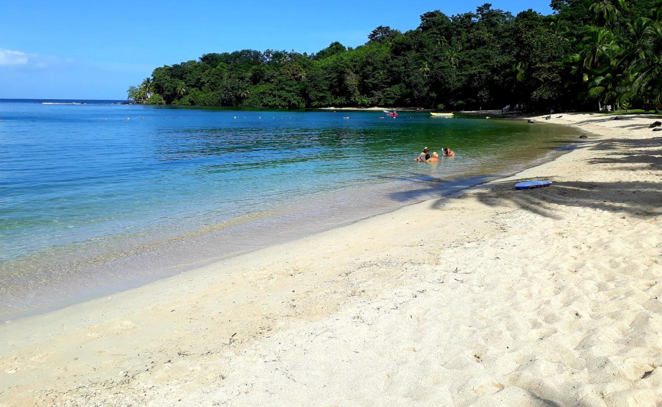 Photo de Isla Grande Beach avec sable lumineux de surface