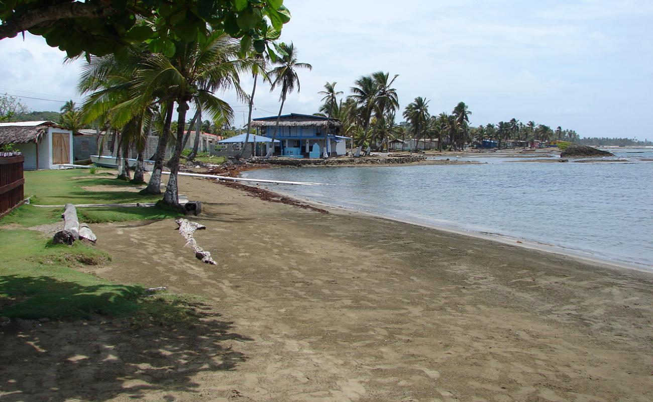 Photo de Nombre Dios Beach avec sable brun de surface