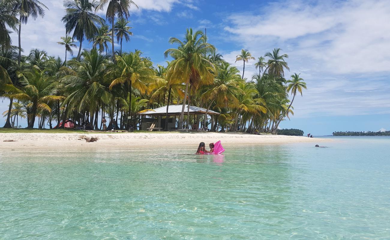 Photo de Isla Cayos Beach avec sable beige fin de surface