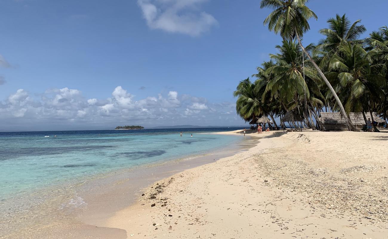Photo de Plage de l'île Anzuelo avec sable fin blanc de surface