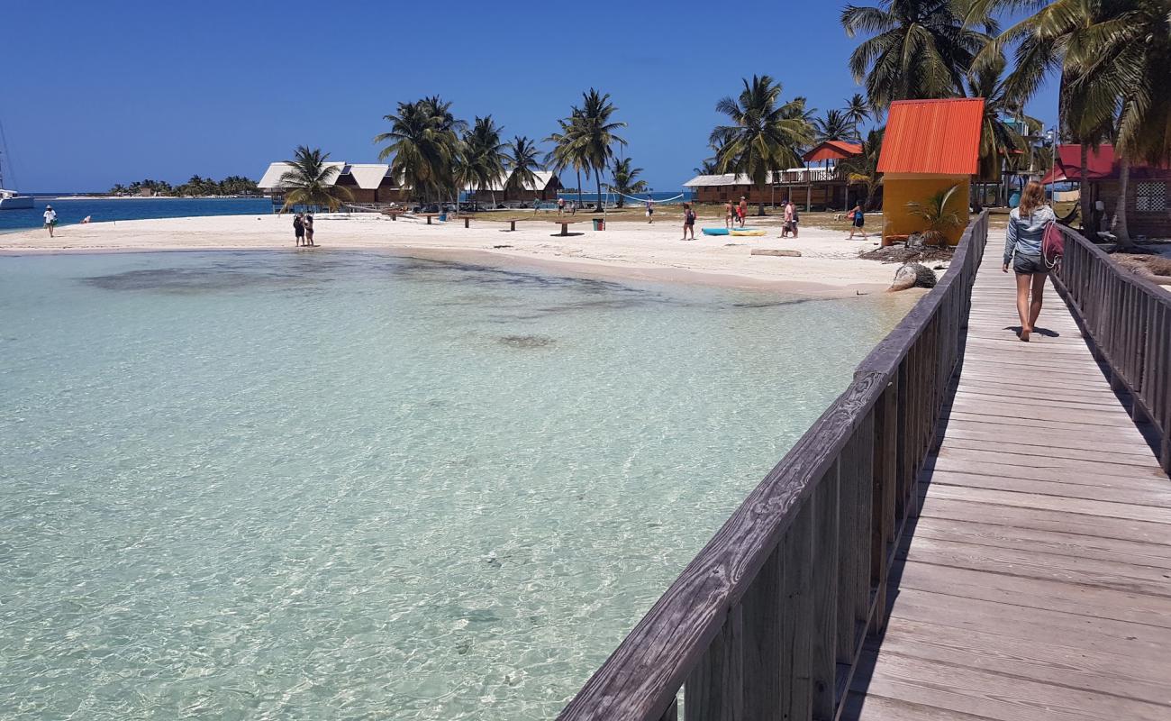 Photo de Waily Lodging beach avec sable fin blanc de surface