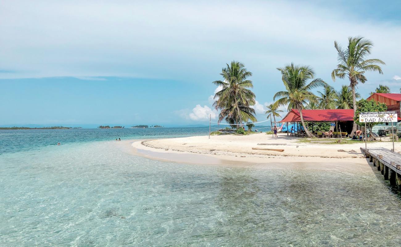 Photo de Niadub Island beach avec sable fin blanc de surface