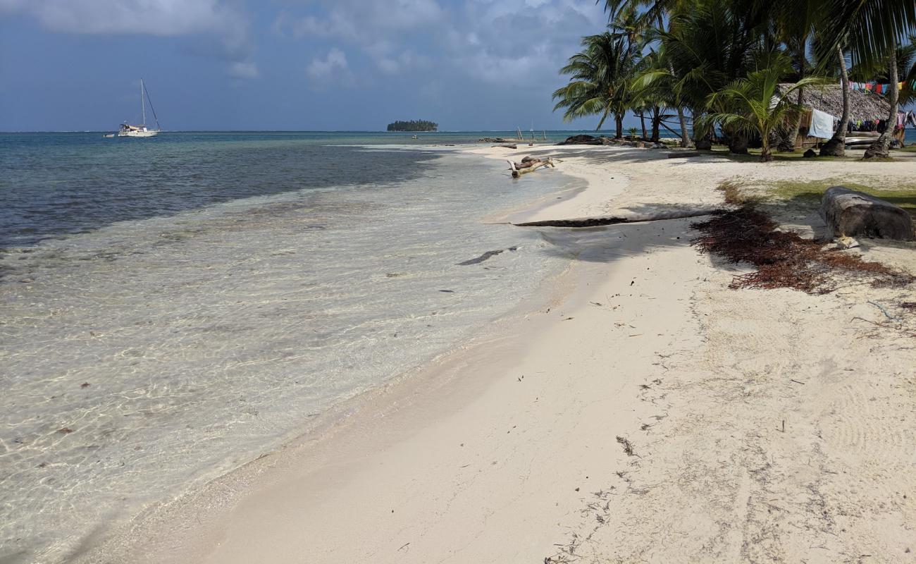 Photo de Nugu Dup beach avec sable blanc de surface