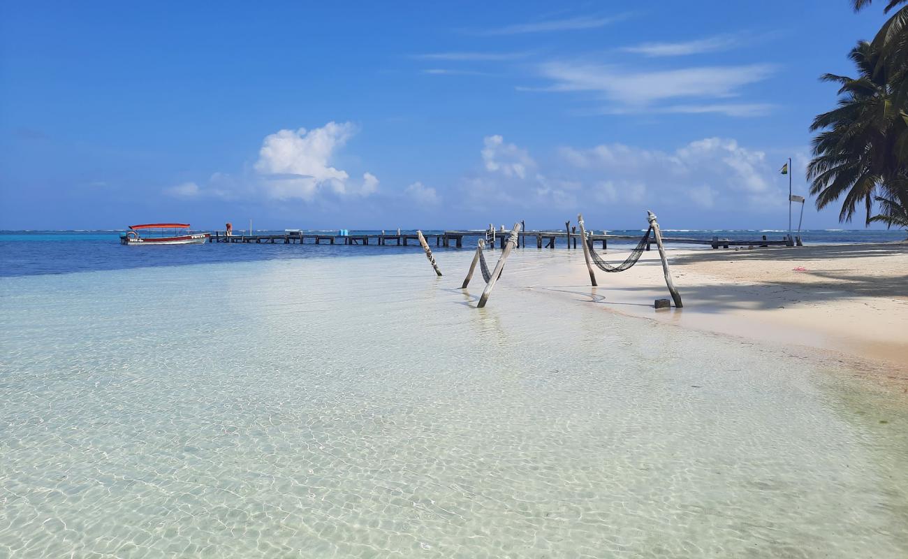 Photo de Plage de l'île Yani avec sable fin blanc de surface