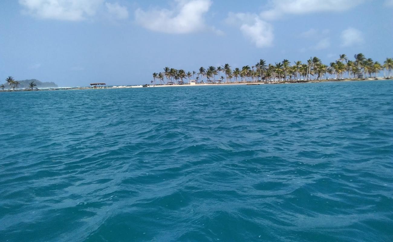 Photo de Ogob naga Island beach avec sable blanc de surface