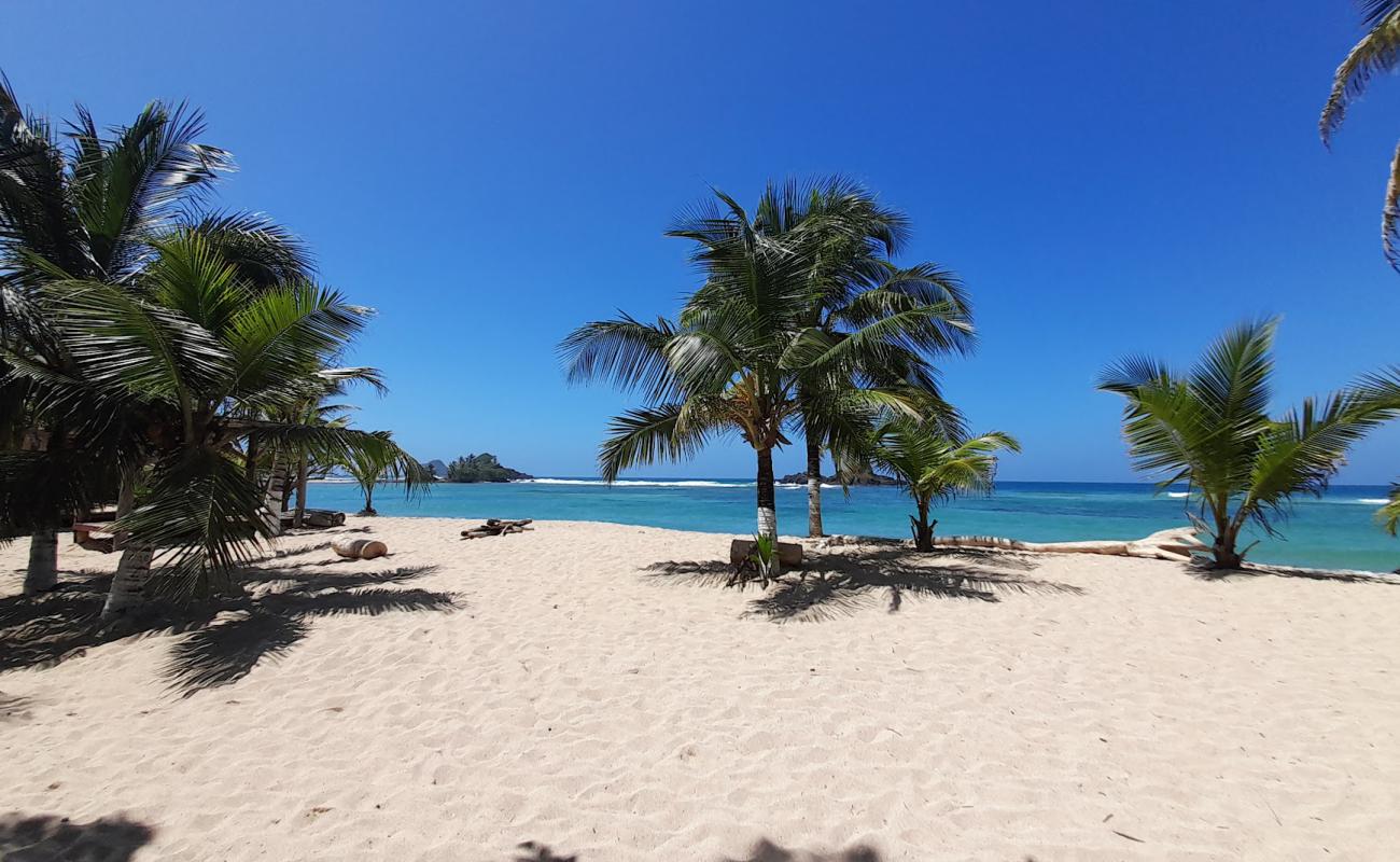 Photo de Playa Soledad avec sable lumineux de surface