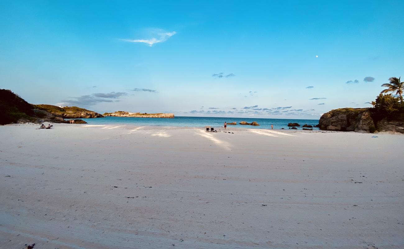 Photo de Frick's beach avec sable blanc de surface