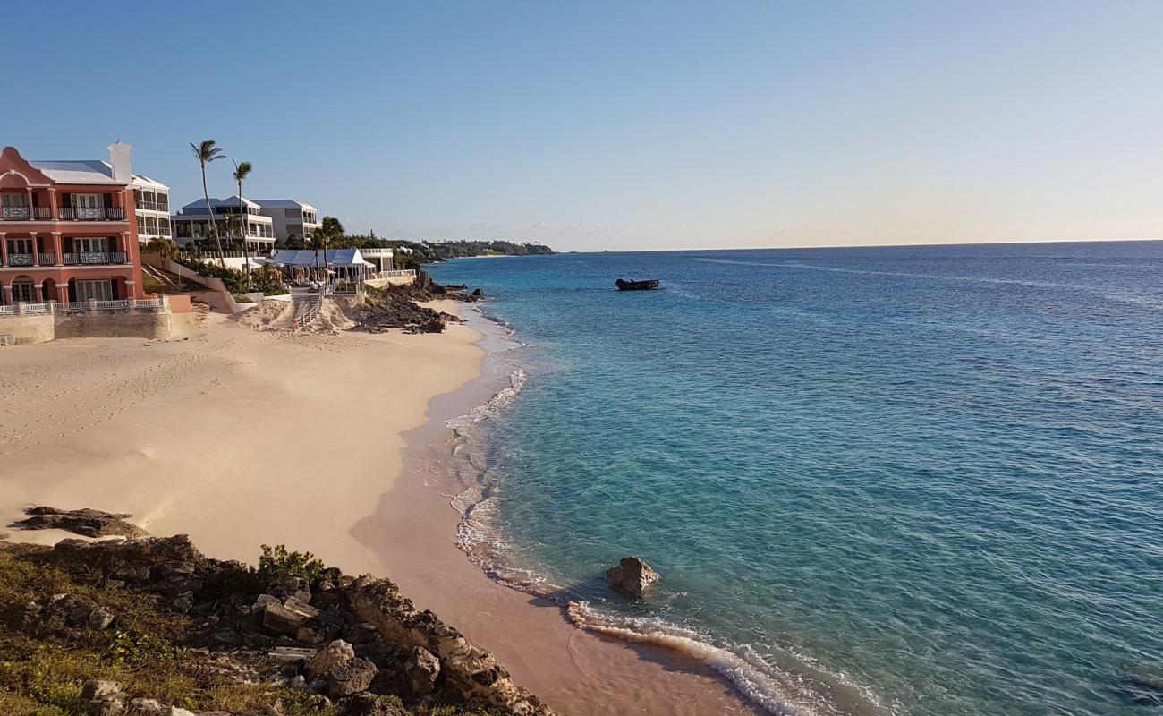 Photo de Pink Beach - West avec sable fin et lumineux de surface