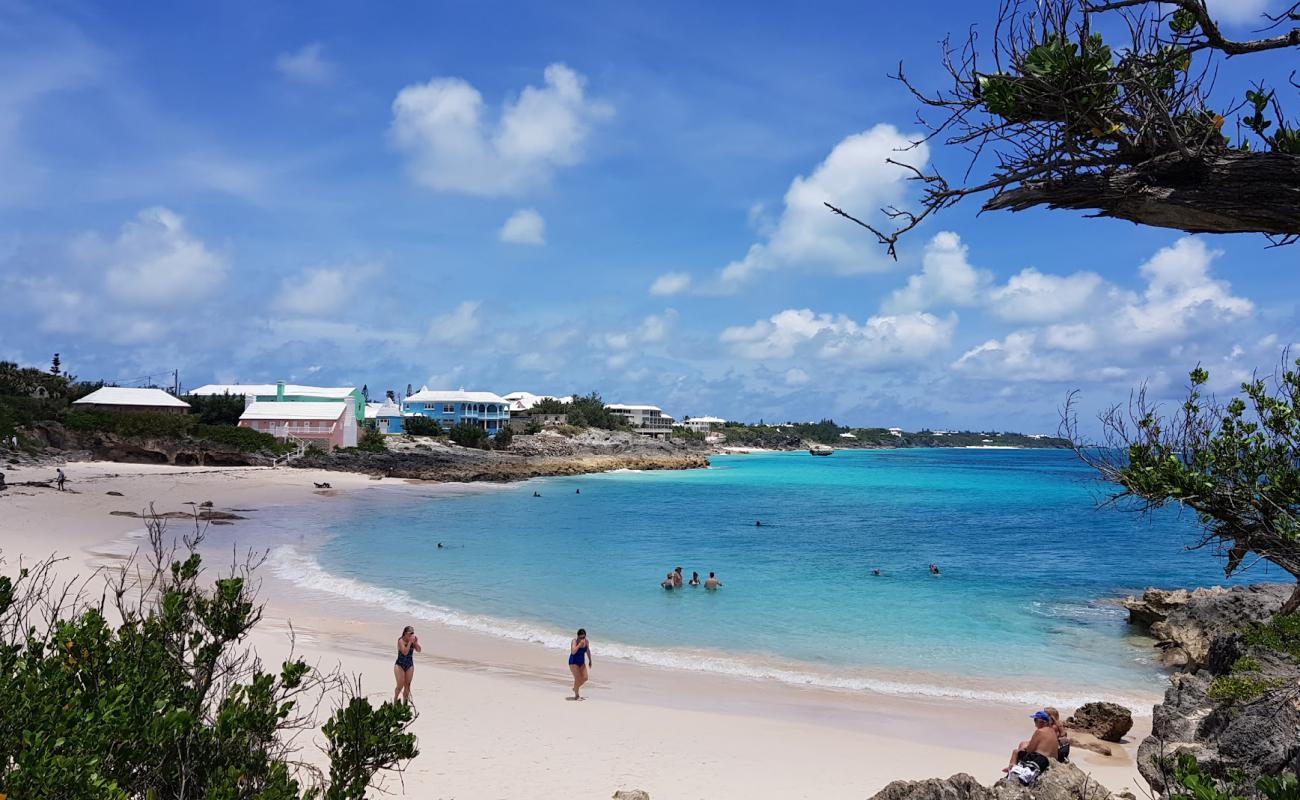 Photo de John Smith's Bay Beach avec sable fin et lumineux de surface