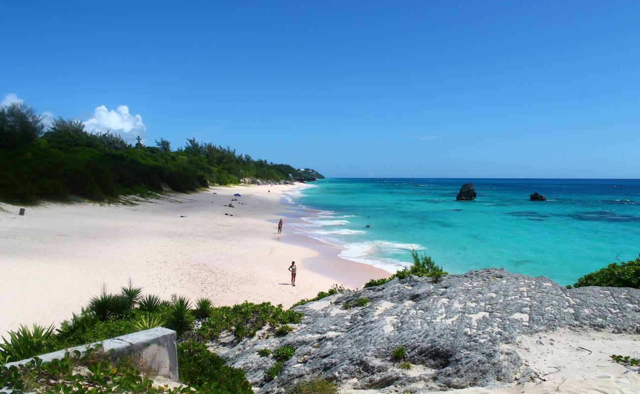 Photo de Warwick Long Bay Beach avec sable fin et lumineux de surface