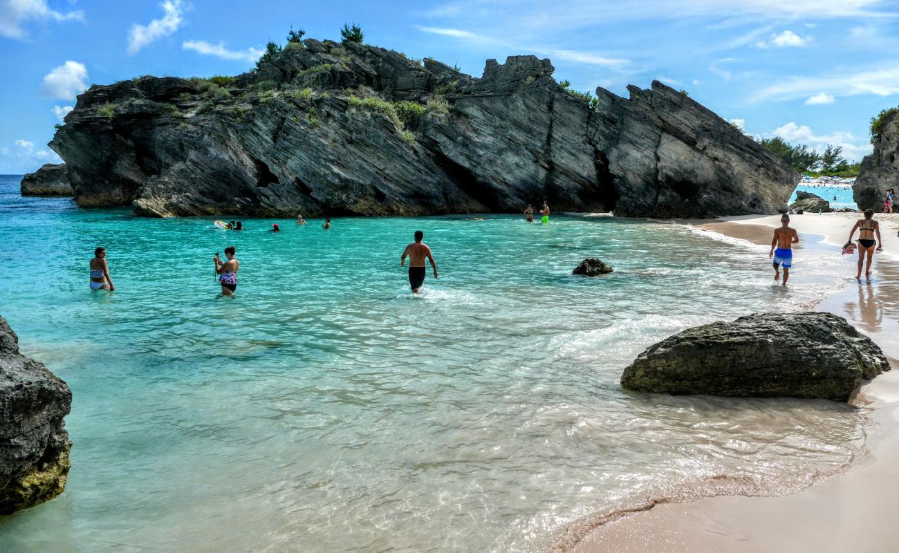 Photo de Butts Beach avec sable fin et lumineux de surface