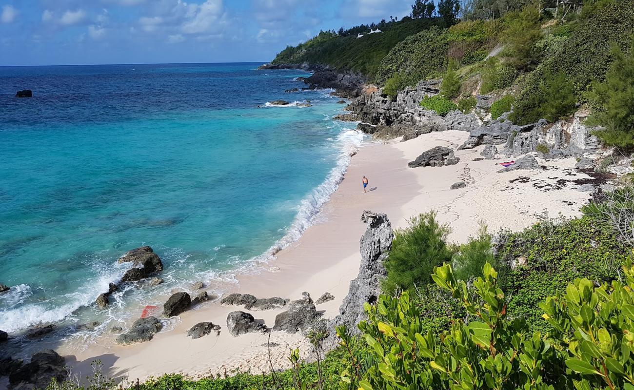 Photo de Church Bay Beach avec sable fin blanc de surface