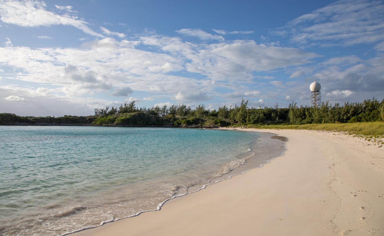 Photo de Long Bay Beach avec sable fin et lumineux de surface