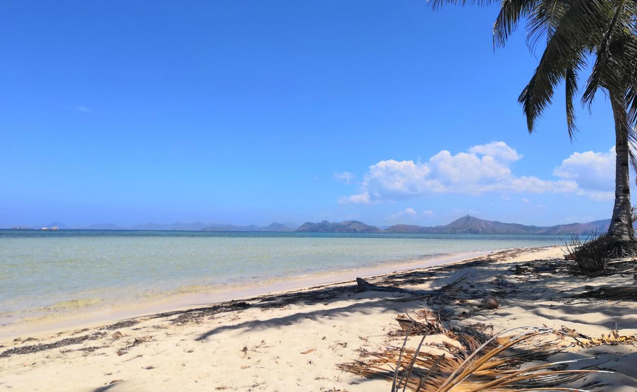 Photo de Lakdayan Beach avec sable beige de surface