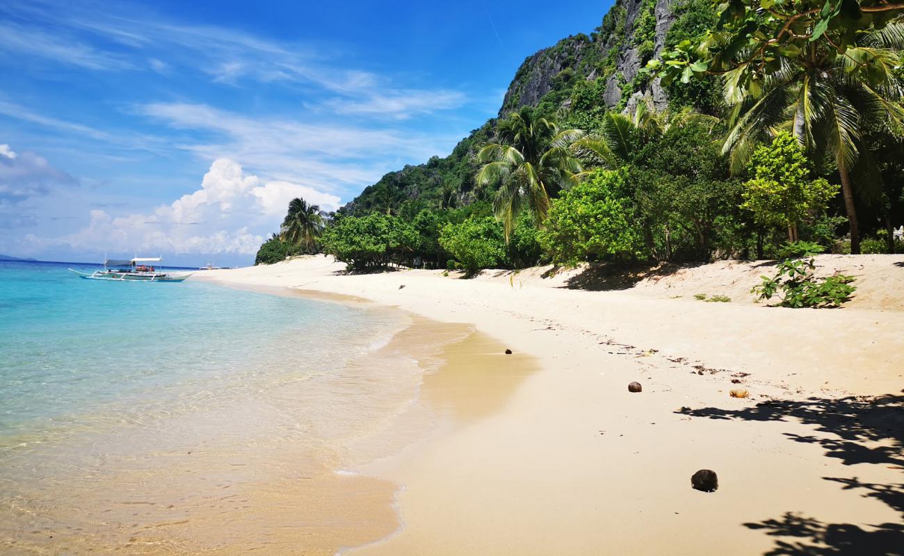 Photo de Ocam Ocam Beach avec sable beige de surface