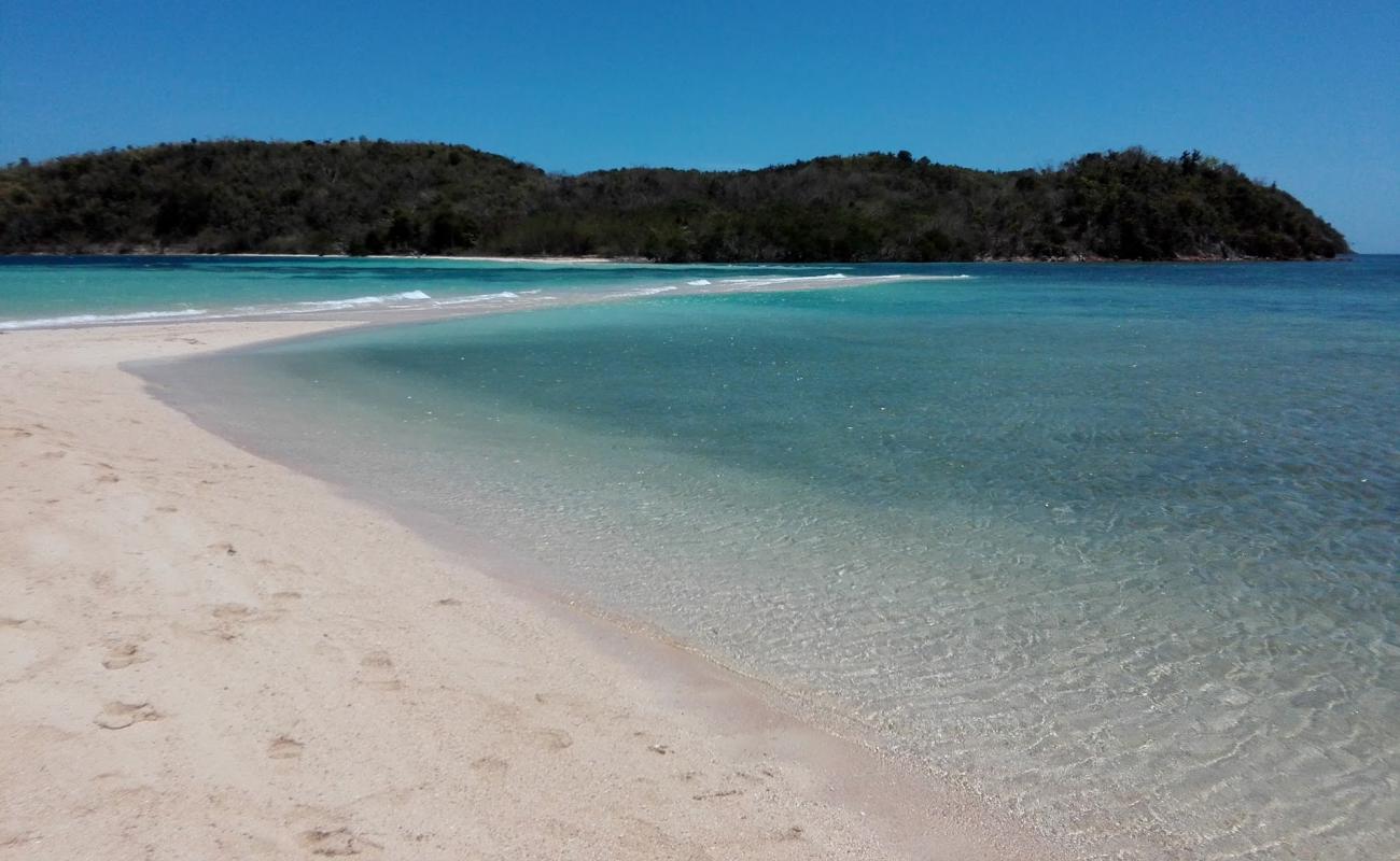 Photo de Hama island resort avec sable gris & galets de surface