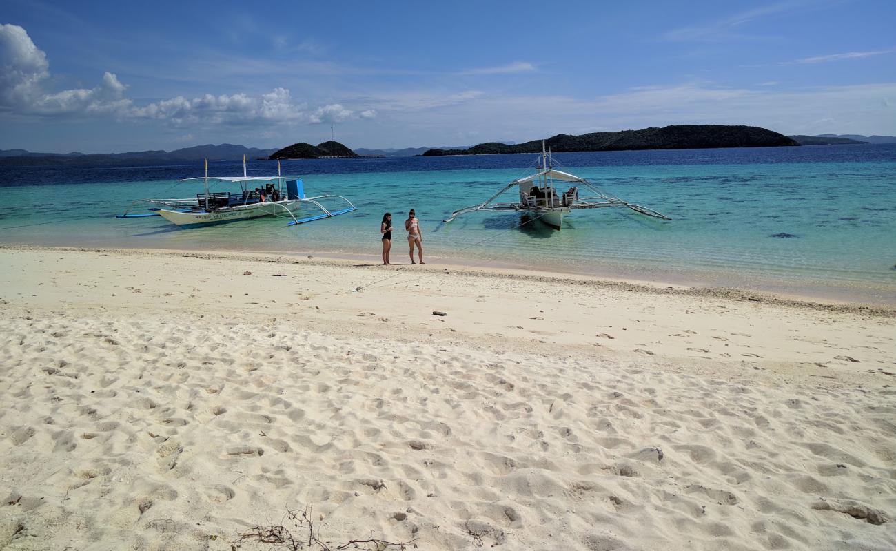 Photo de Nagbinet Island avec sable blanc de surface
