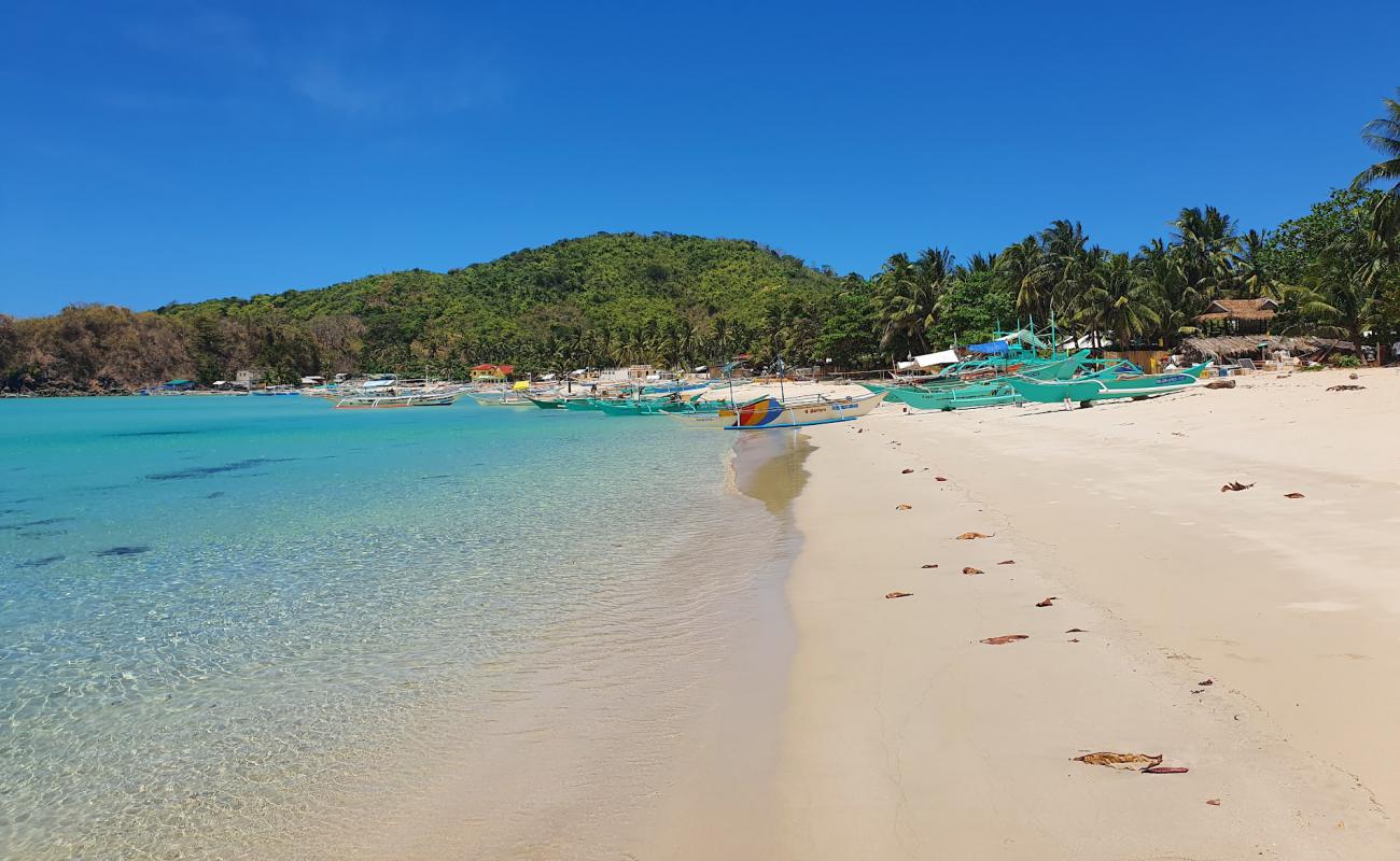 Photo de Diapela Beach avec sable lumineux de surface