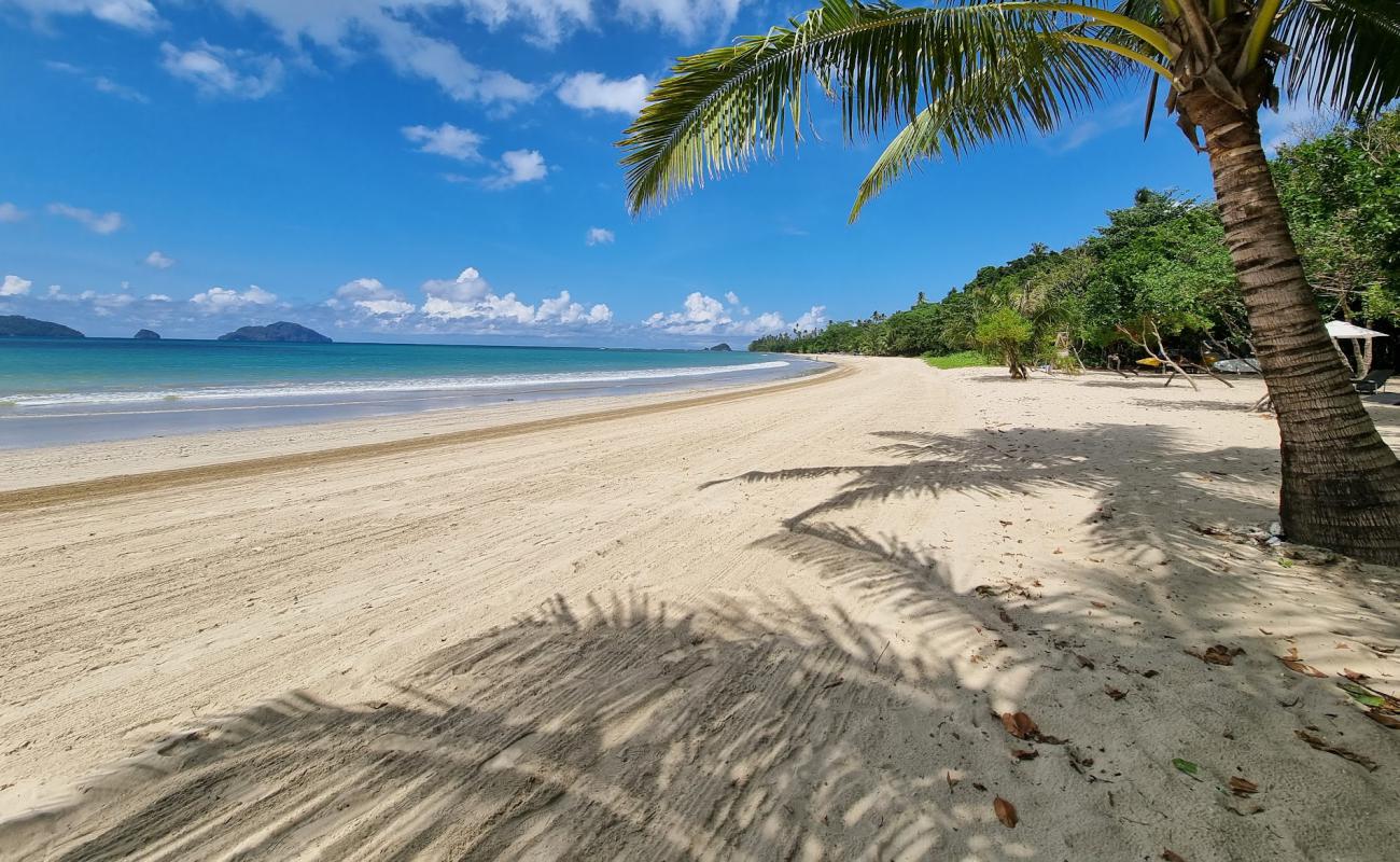 Photo de Lio Beach avec sable beige de surface