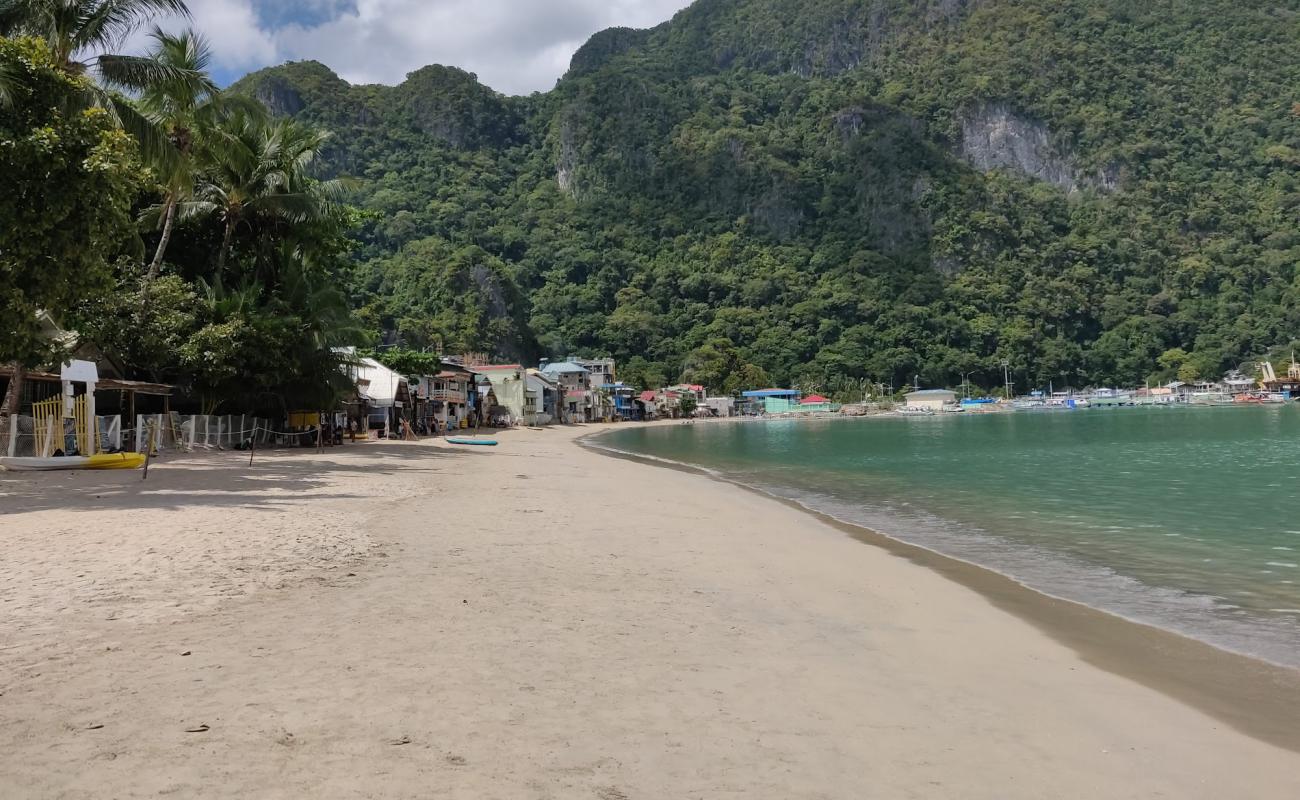 Photo de El Nido Beach avec sable beige de surface