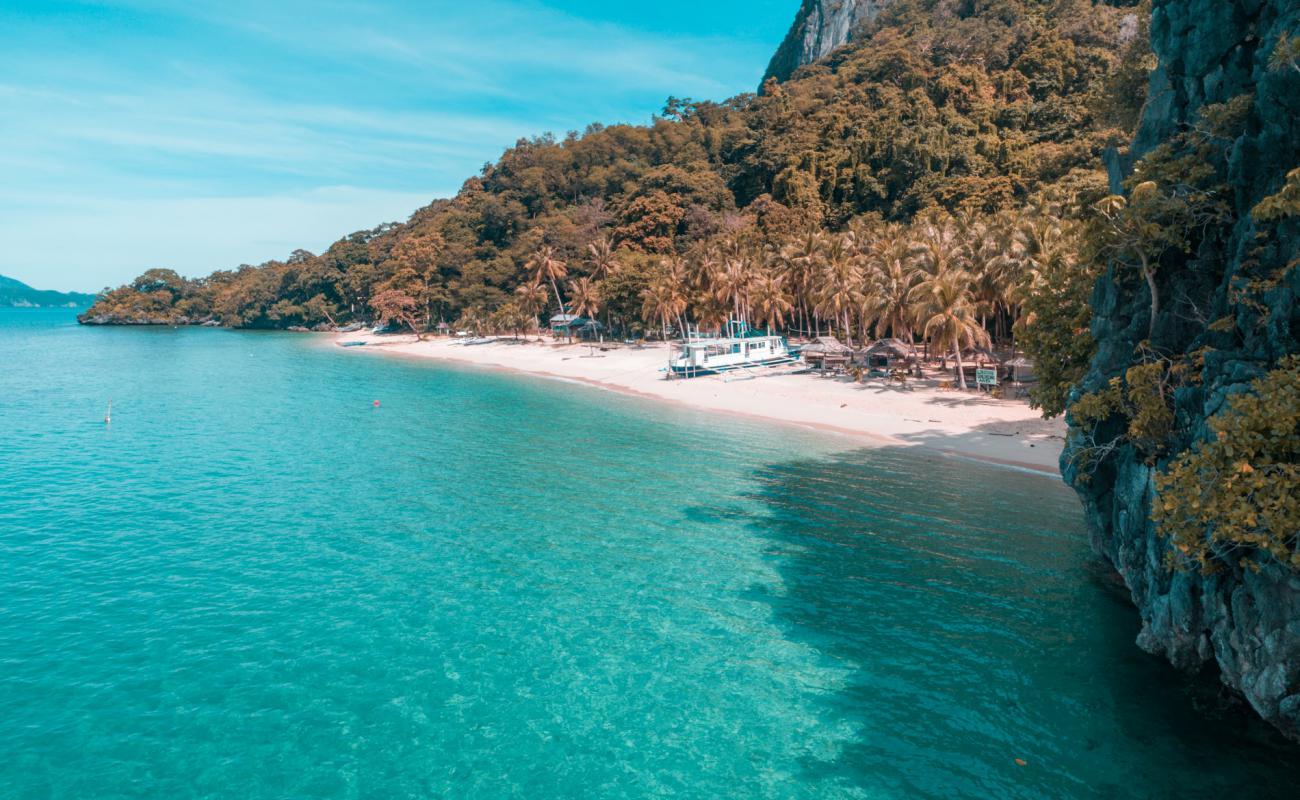 Photo de Ipil Ipil Beach avec sable beige de surface