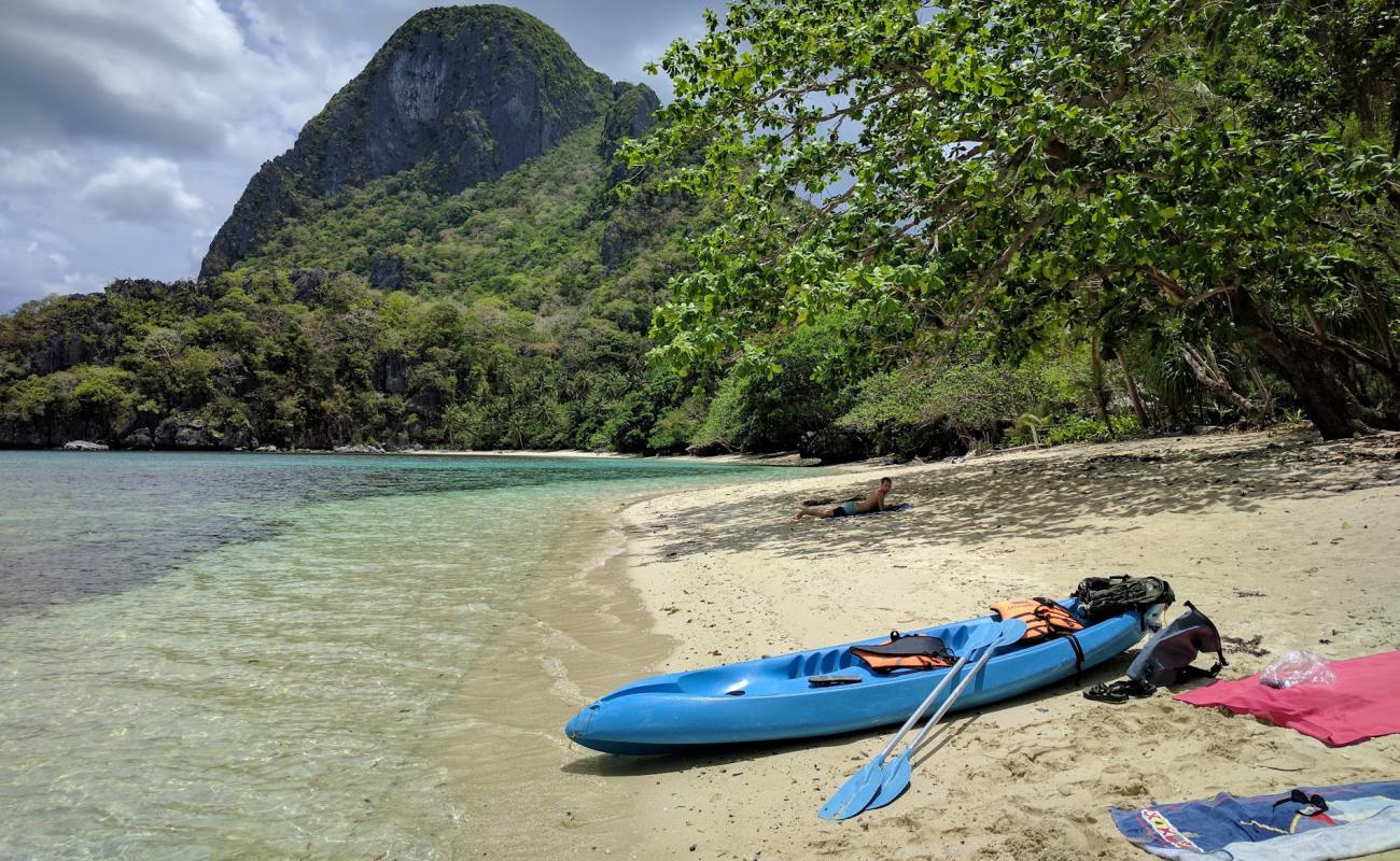 Photo de Paradise Beach avec sable beige de surface