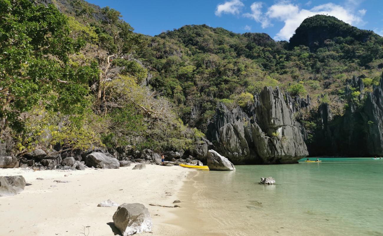 Photo de Cadlao Lagoon avec sable beige de surface