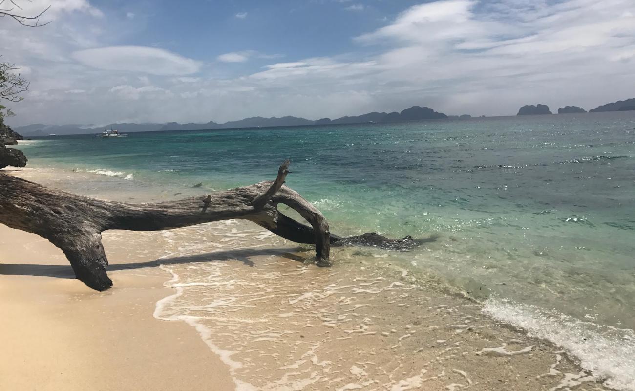 Photo de Ipil Beach avec sable beige de surface