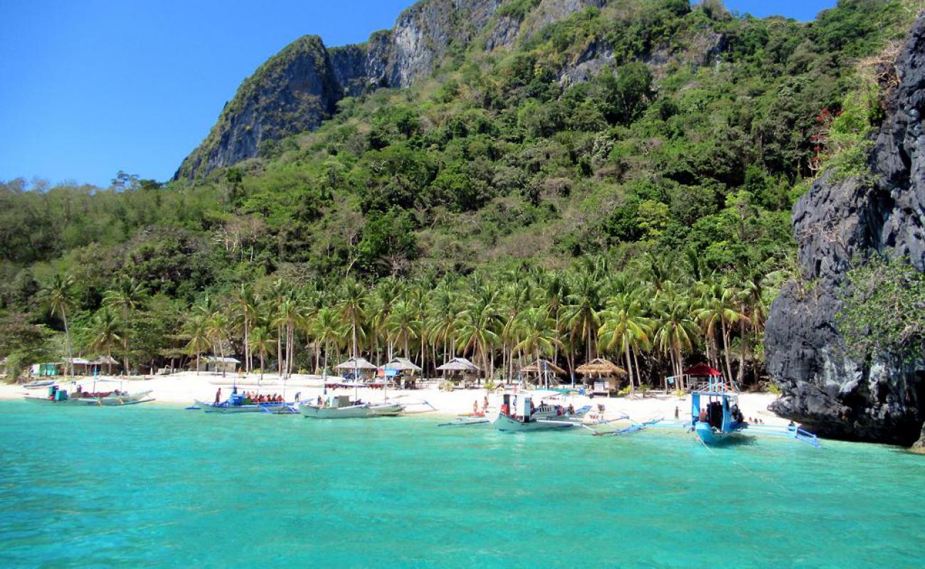 Photo de Plage des Sept Commandos avec sable beige fin de surface