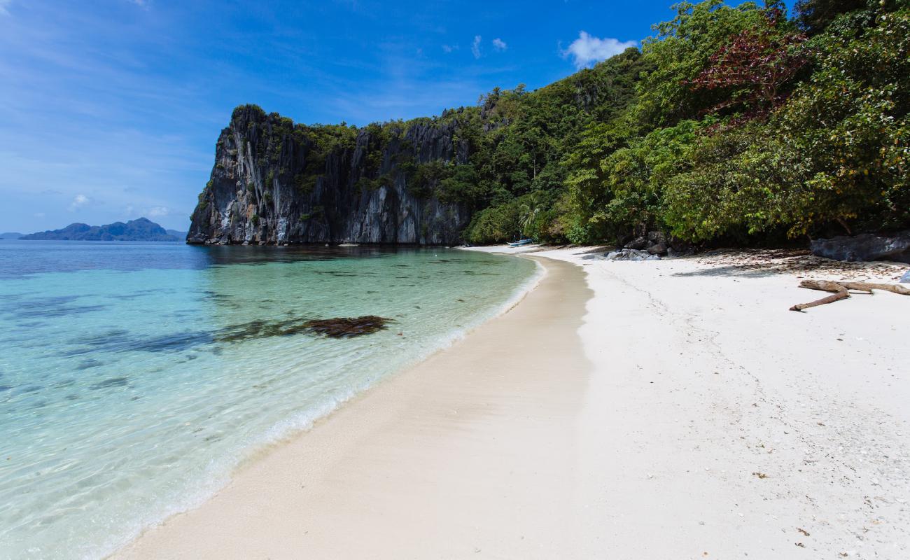 Photo de Lapus Lapus Beach avec sable lumineux de surface