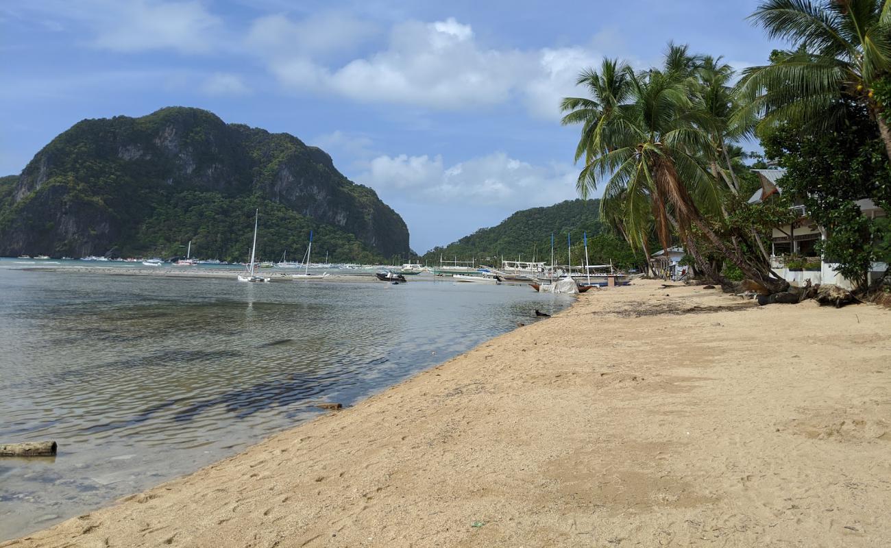 Photo de Corong Corong Beach avec sable beige de surface