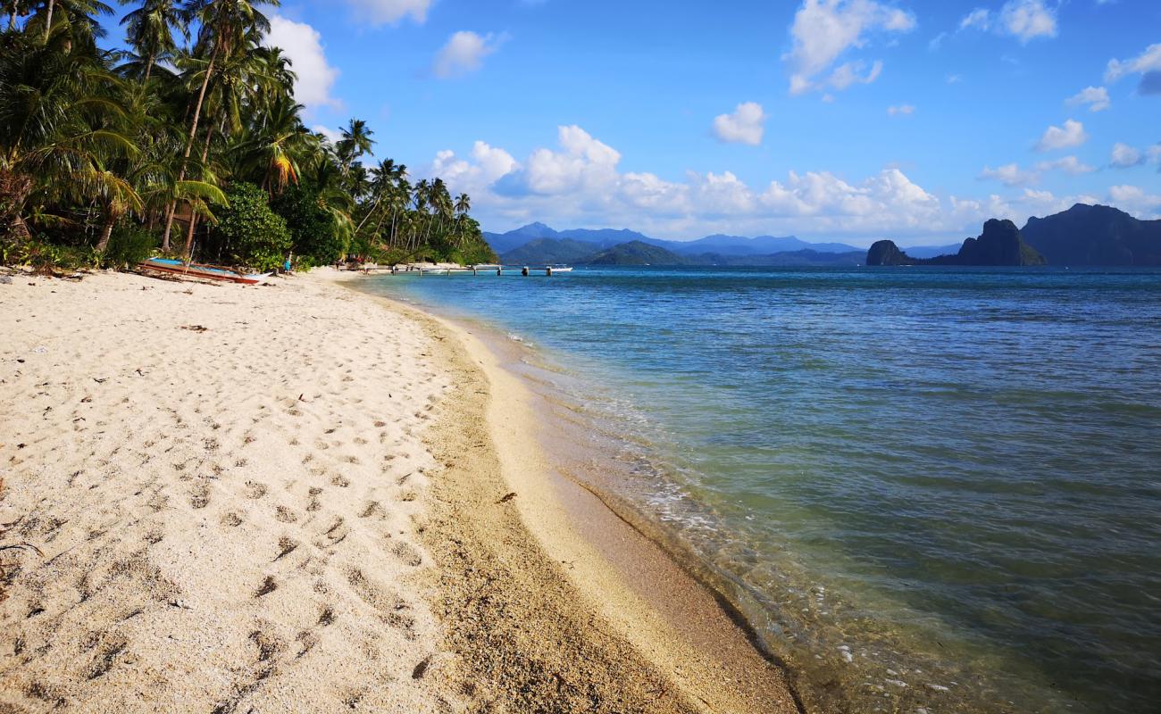 Photo de Dolarog Beach avec sable lumineux de surface