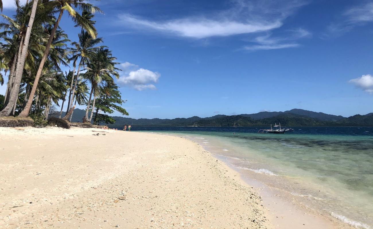 Photo de Plage d'Ipil avec sable lumineux de surface