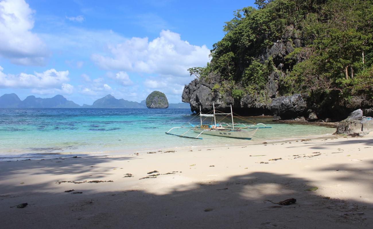 Photo de Cove El Nido Beach avec sable lumineux de surface