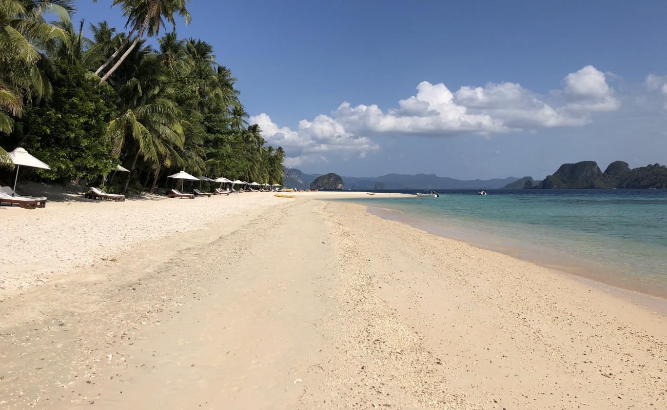 Photo de Plage de l'île de Pangulasian avec sable lumineux de surface