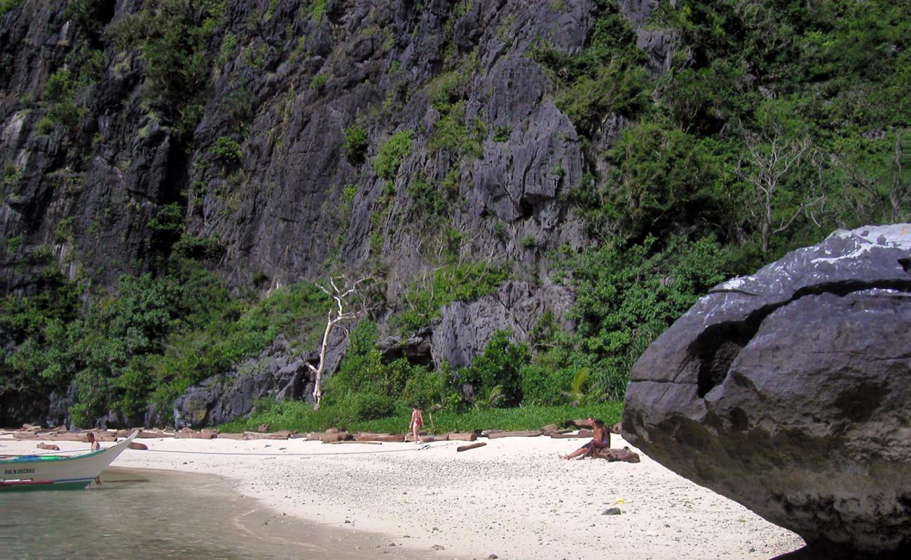 Photo de Calmung Beach II avec sable lumineux de surface