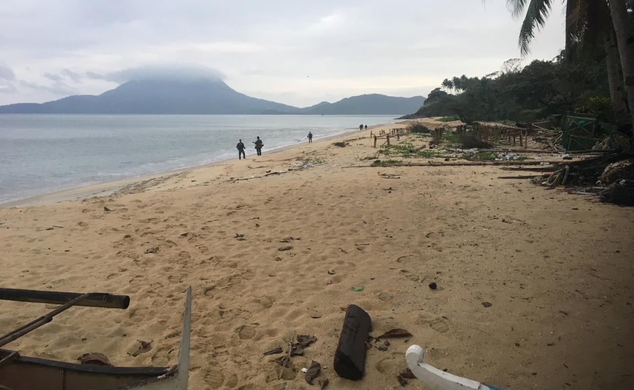 Photo de Ombo Beach avec sable beige de surface