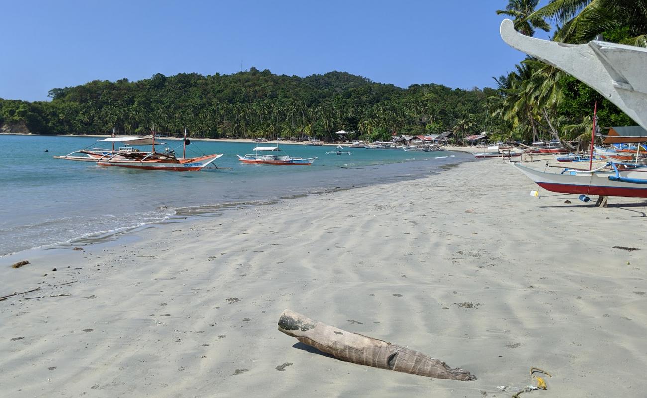 Photo de Penanindigan Beach avec sable lumineux de surface