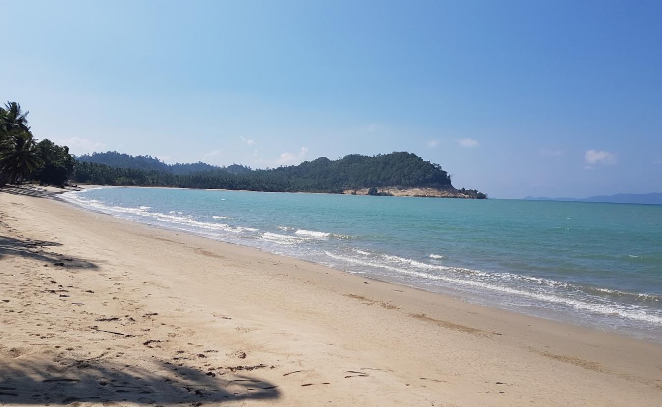 Photo de Kemdeng Beach avec sable lumineux de surface