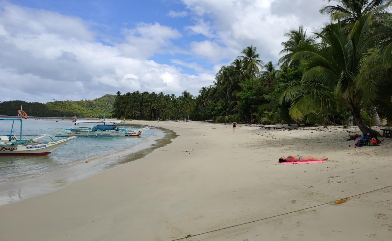 Photo de Mahilamonen Beach avec sable beige fin de surface