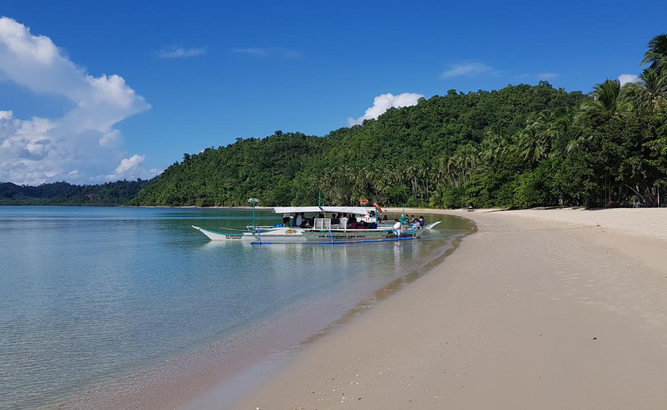 Photo de Naonao Beach avec sable beige fin de surface