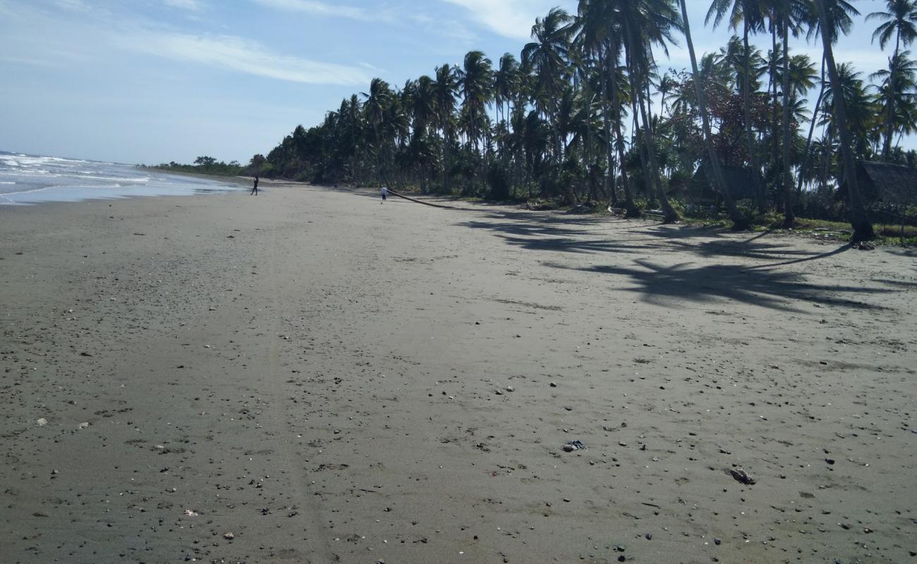 Photo de Kamuning Beach avec sable beige de surface