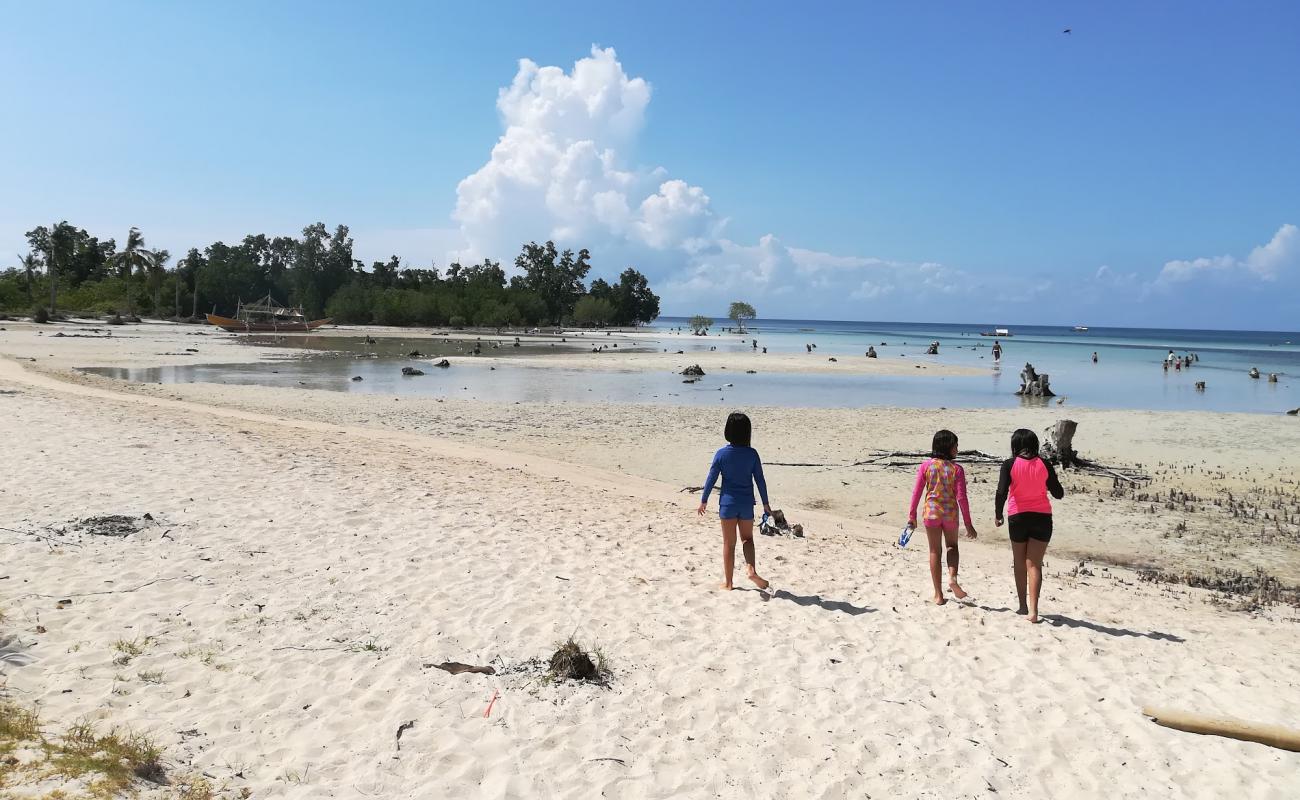 Photo de Puting Buhangin Beach avec sable fin blanc de surface