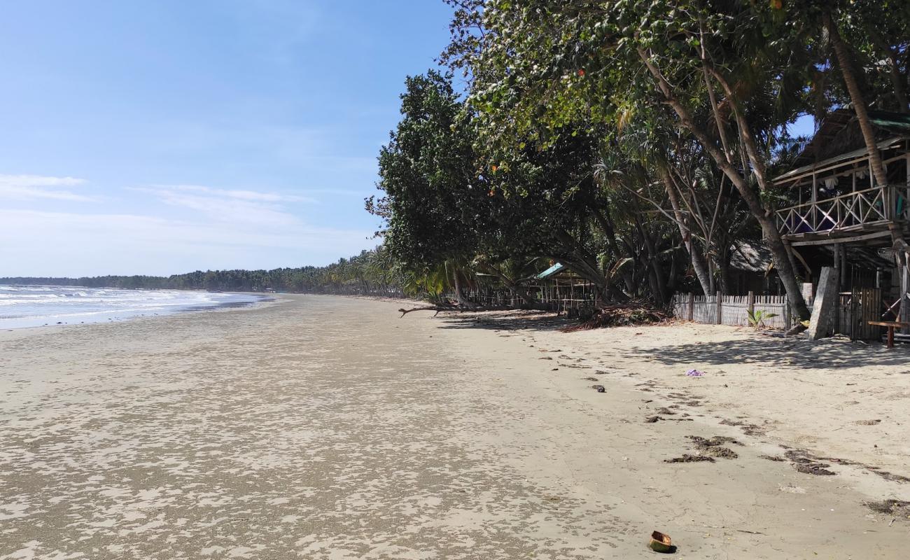 Photo de Caramay Beach avec sable beige de surface