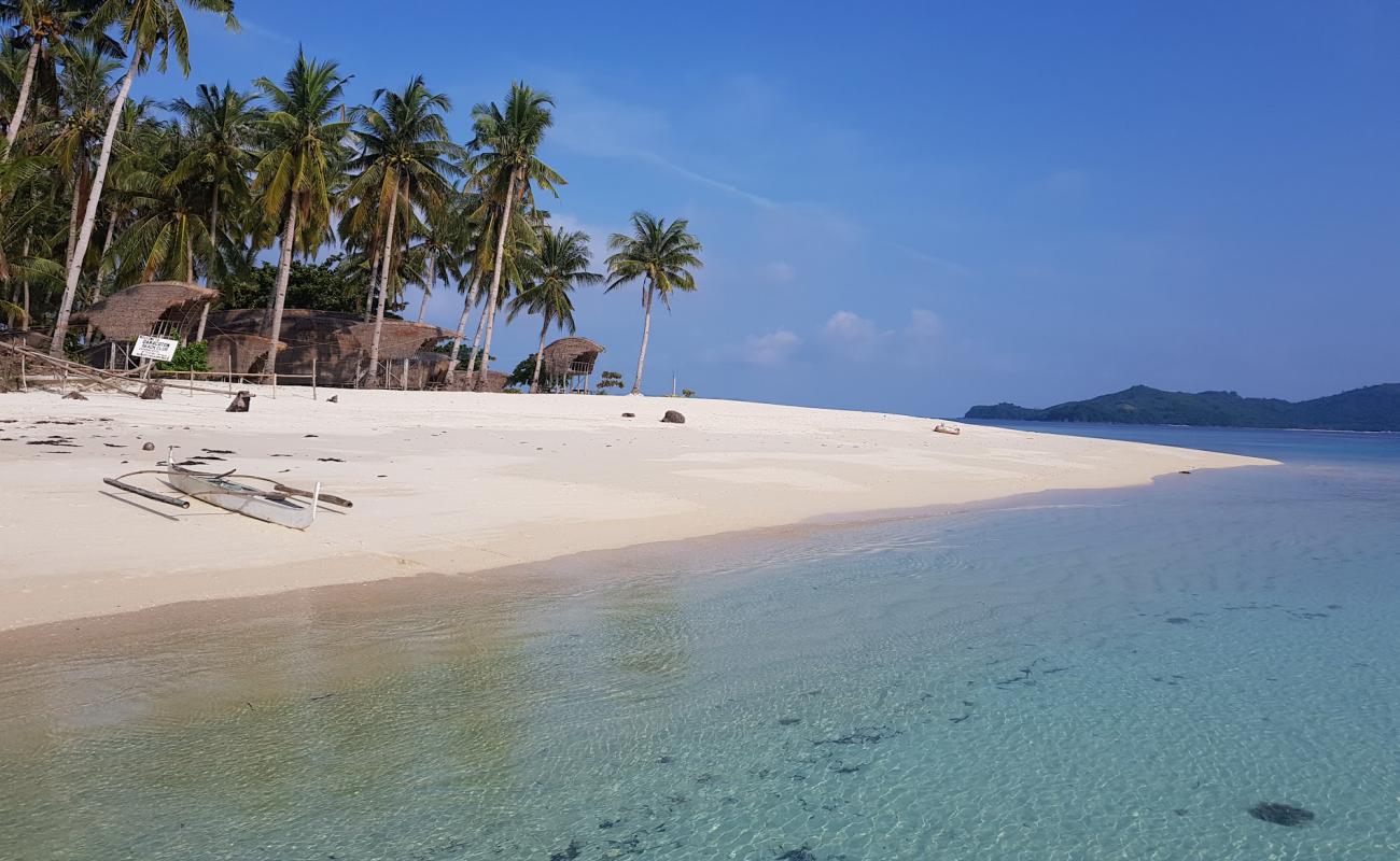 Photo de Plage du camping Sunrise avec sable fin blanc de surface