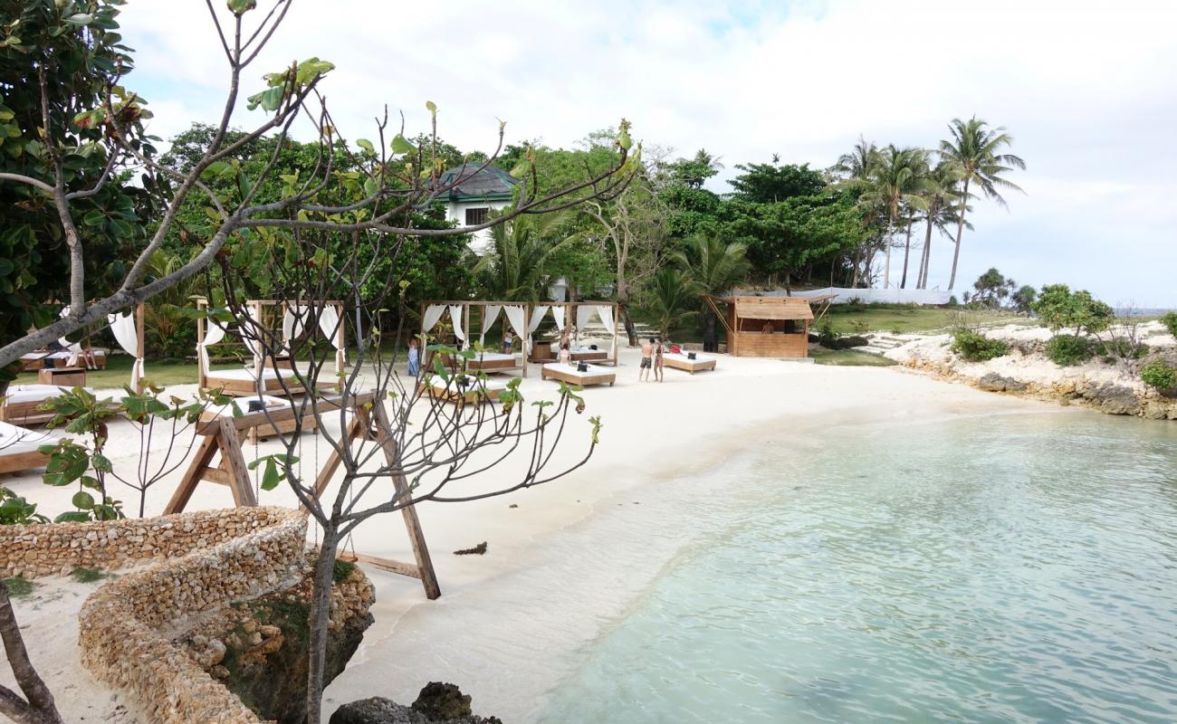 Photo de Kama Beach Club avec sable fin et lumineux de surface