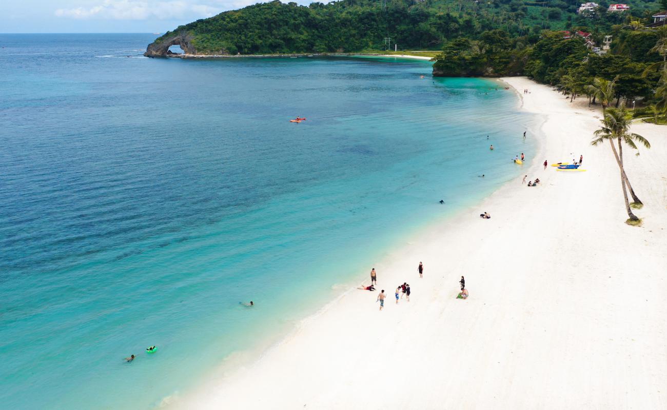 Photo de Plage d'Iligan avec sable fin blanc de surface