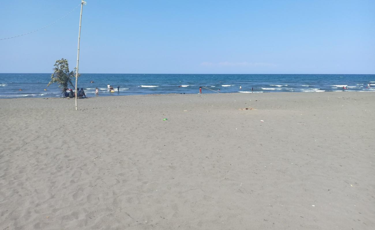 Photo de Pitugo Beach avec sable gris de surface