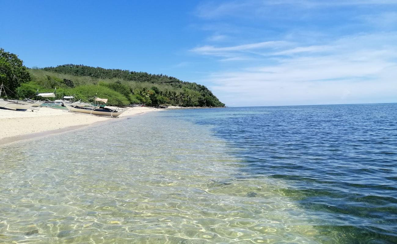 Photo de Pili Beach avec sable lumineux de surface